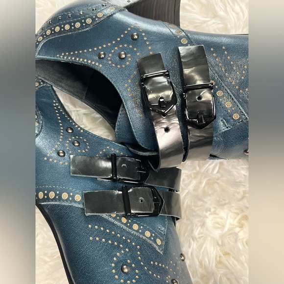 Zinda | Heeled Ankle Booties - Picture 10 of 11
